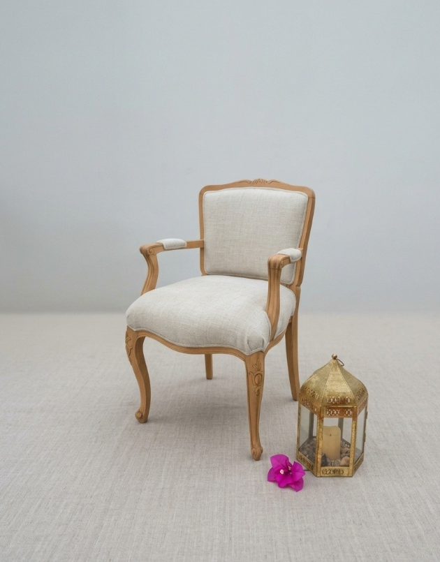 Sillón antiguo restaurado y tapizado en lino claro