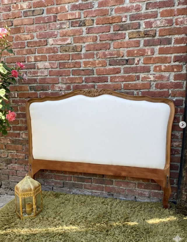 Respaldo de cama restaurado con tapizado blanco