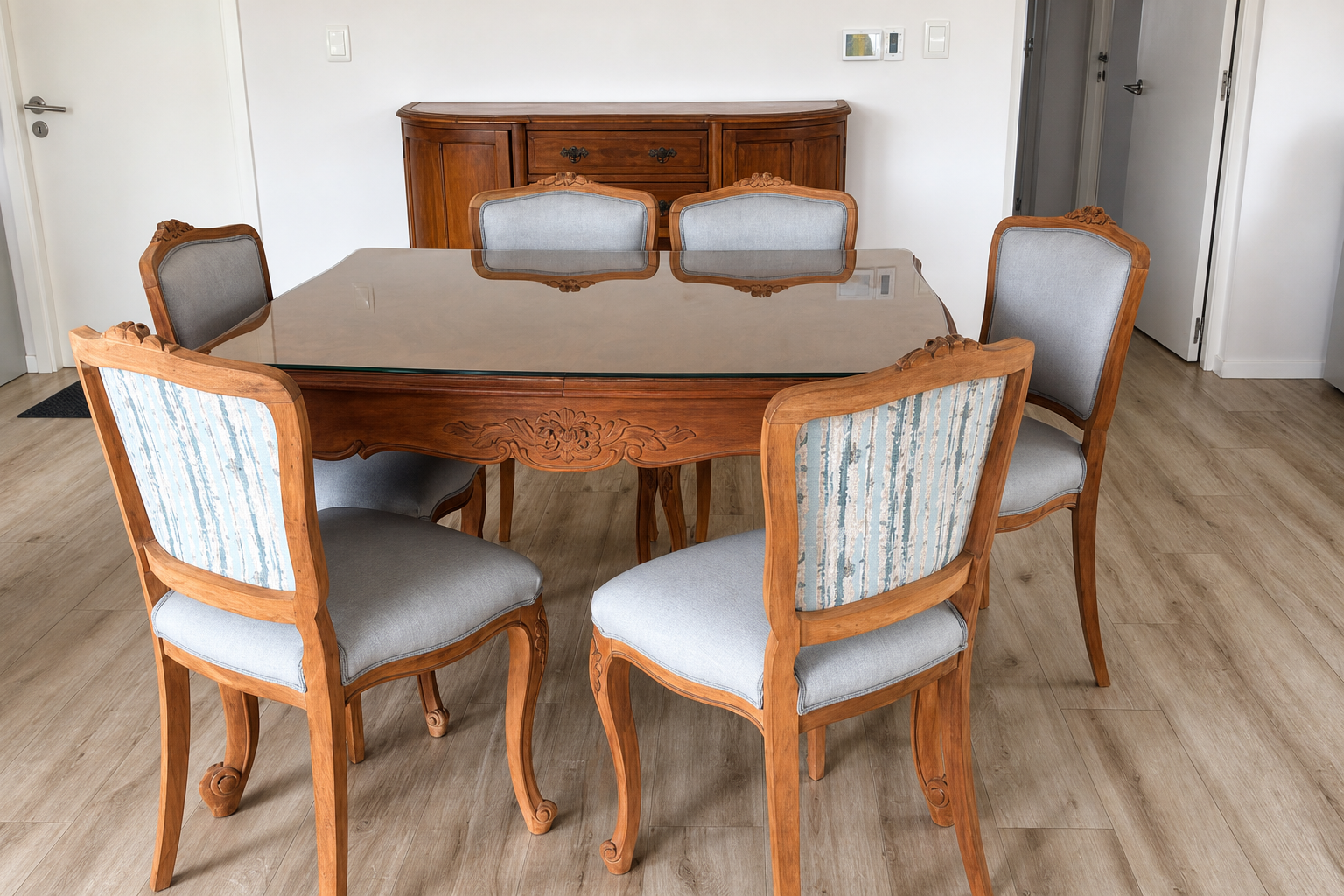 Juego de comedor clásico restaurado con tapizado gris